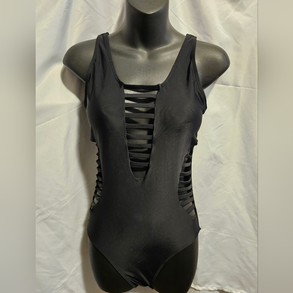 Chic Black Cutout one-piece Swimsuit Size S tummy control